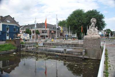 804713 Gezicht op de inlaat van de spuikoker van de overkluisde Leidsche Rijn, onder de Dambrug te Utrecht. Op de ...